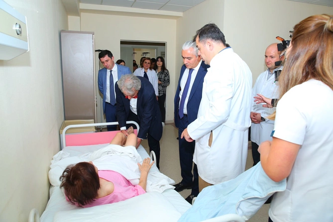 İtaliyalı mütəxəssis tərəfindən ödənişsiz olaraq ağır endoprotez əməliyyatları icra edilib — FOTOLAR