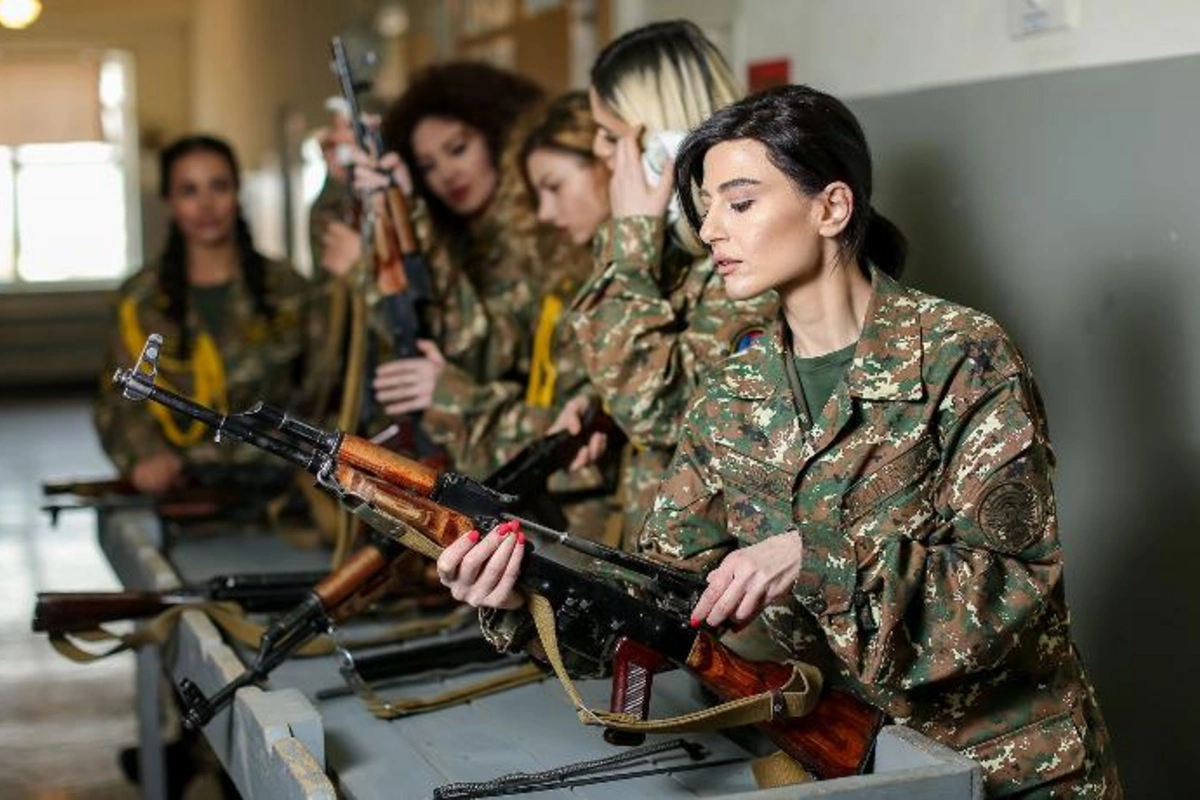 Ermənilər indi də qadınlarını hərbi təlimlərə göndərir