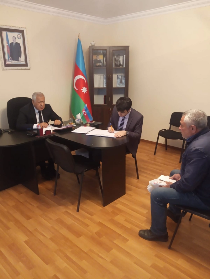 Vahid Əhmədov Quba şəhərində yerləşən ofisində növbəti dəfə seçiciləri ilə görüşüb — FOTOLAR Vahid Əhmədov Quba şəhərində yerləşən ofisində növbəti dəfə seçiciləri ilə görüşüb — FOTOLAR