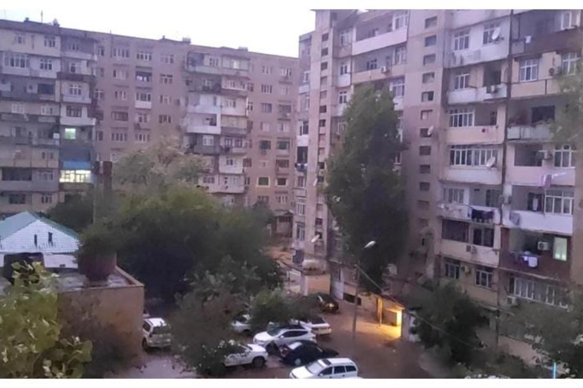 Bakıda gecə çaxan ildırım əhalini qorxuya saldı — VİDEO