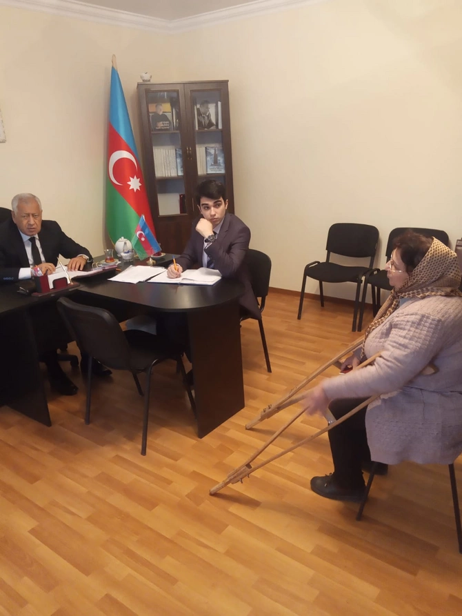 Vahid Əhmədov Quba şəhərində yerləşən ofisində növbəti dəfə seçiciləri ilə görüşüb — FOTOLAR Vahid Əhmədov Quba şəhərində yerləşən ofisində növbəti dəfə seçiciləri ilə görüşüb — FOTOLAR