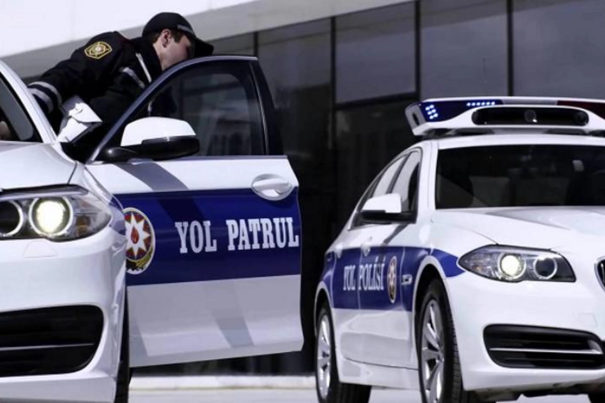 Polis avtomobilinin üzərinə benzin töküb yandırmaqla hədələdi