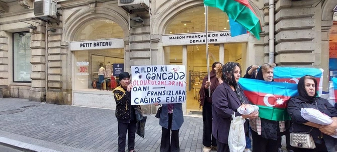 Vətəndaşlarımız Fransaya OD PÜSKÜRDÜ — FOTOLAR Vətəndaşlarımız Fransaya OD PÜSKÜRDÜ — FOTOLAR