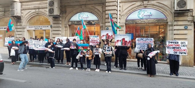 Vətəndaşlarımız Fransaya OD PÜSKÜRDÜ — FOTOLAR Vətəndaşlarımız Fransaya OD PÜSKÜRDÜ — FOTOLAR