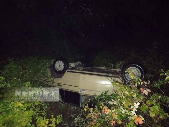 Xaçmazda avtomobil körpüdən aşıb, xəsarət alanlar var — FOTO