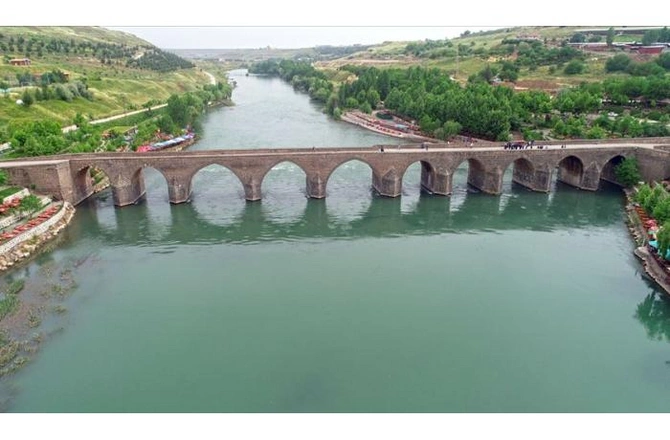 Diyarbəkir: şəhər savaşından turizm mərkəzinə çevrilişin hekayəsi — FOTOREPORTAJ Diyarbəkir: şəhər savaşından turizm mərkəzinə çevrilişin hekayəsi — FOTOREPORTAJ