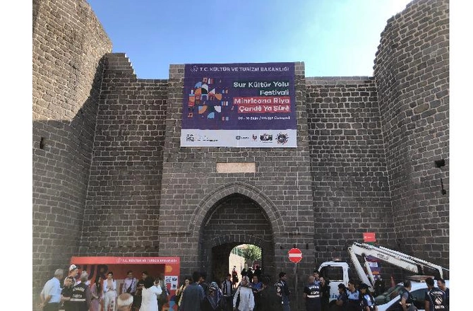 Diyarbəkir: şəhər savaşından turizm mərkəzinə çevrilişin hekayəsi — FOTOREPORTAJ Diyarbəkir: şəhər savaşından turizm mərkəzinə çevrilişin hekayəsi — FOTOREPORTAJ