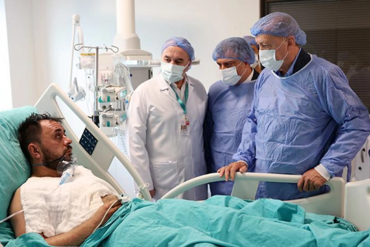 Ərdoğan İstanbulda müalicə alan mədənçiləri ziyarət etdi