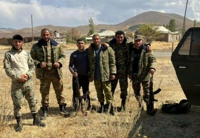 Xankəndidə qəbirlərimizi dağıdan ermənilərin FOTOSU Xankəndidə qəbirlərimizi dağıdan ermənilərin FOTOSU