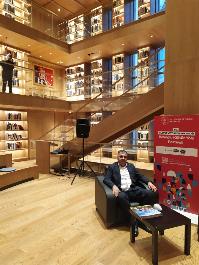 Turistlər bu festivalı izləmək üçün İstanbula axın edir — FOTOLAR Turistlər bu festivalı izləmək üçün İstanbula axın edir — FOTOLAR