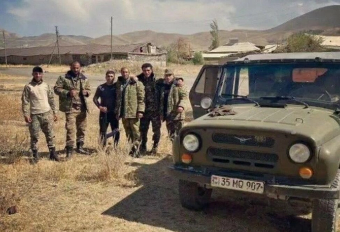 Xankəndidə qəbirlərimizi dağıdan ermənilərin FOTOSU Xankəndidə qəbirlərimizi dağıdan ermənilərin FOTOSU