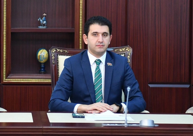 “Taksi sürücüləri adi sürücülərdən mütləq fərqlənməlidir” — Deputat