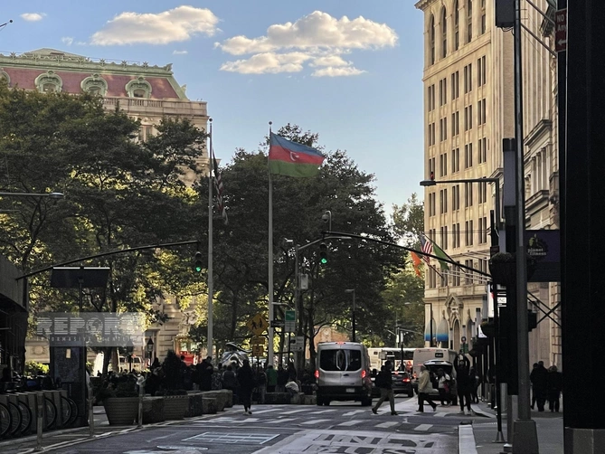 Azərbaycan bayrağı Nyu-Yorkun məşhur küçəsində ucaldılıb — FOTO Azərbaycan bayrağı Nyu-Yorkun məşhur küçəsində ucaldılıb — FOTO