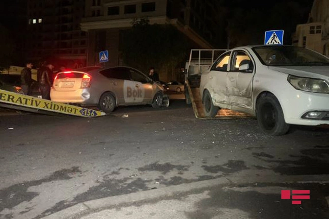 Bakıda iki avtomobil toqquşub, xəsarət alanlar var — FOTO/VİDEO Bakıda iki avtomobil toqquşub, xəsarət alanlar var — FOTO/VİDEO