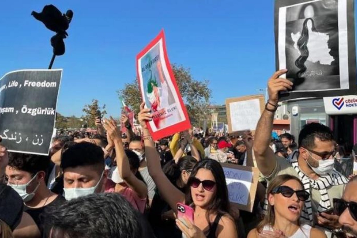 İstanbulda iranlı qadınlara dəstək aksiyası keçirildi