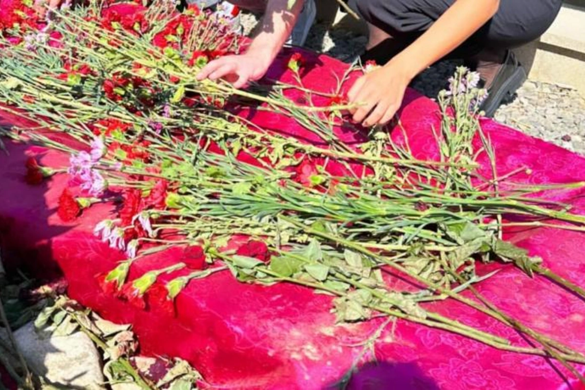 Xalq artisti Rəhim Rəhimlinin məzarı önündə: “Adam olsaydınız, çox yaşayardı” — FOTOLAR