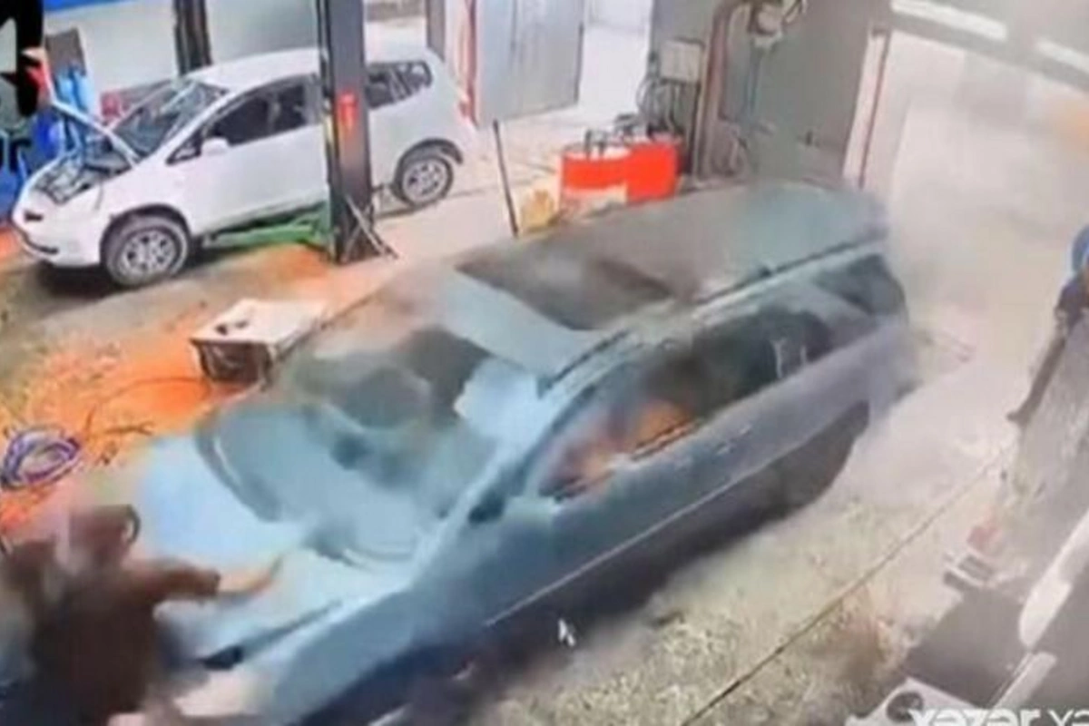 Qadın sürücü ustanı əzdi - ürəyi zəif olanlar baxmasın — VİDEO
