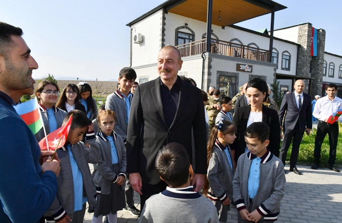 İlham Əliyev və Mehriban Əliyeva Zəngilanın Ağalı kəndində sakinlərlə görüşüblər — YENİLƏNDİ (FOTOLAR) İlham Əliyev və Mehriban Əliyeva Zəngilanın Ağalı kəndində sakinlərlə görüşüblər — YENİLƏNDİ (FOTOLAR)