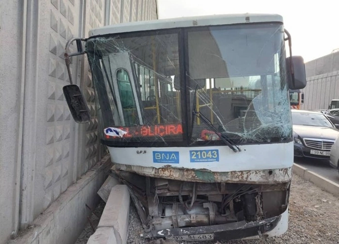 Paytaxtda avtobus qəzası — xəsarət alanlar var ( FOTO)