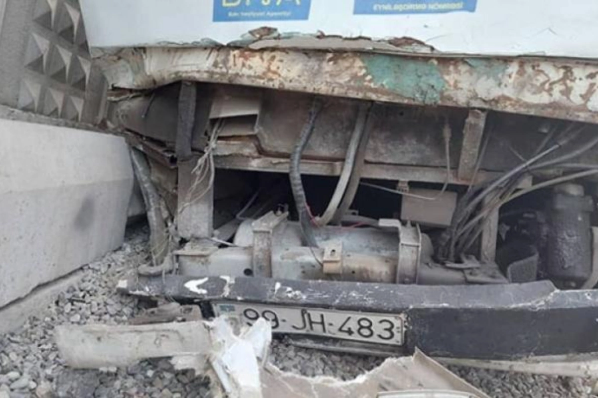 Paytaxtda avtobus qəzası — xəsarət alanlar var ( FOTO)