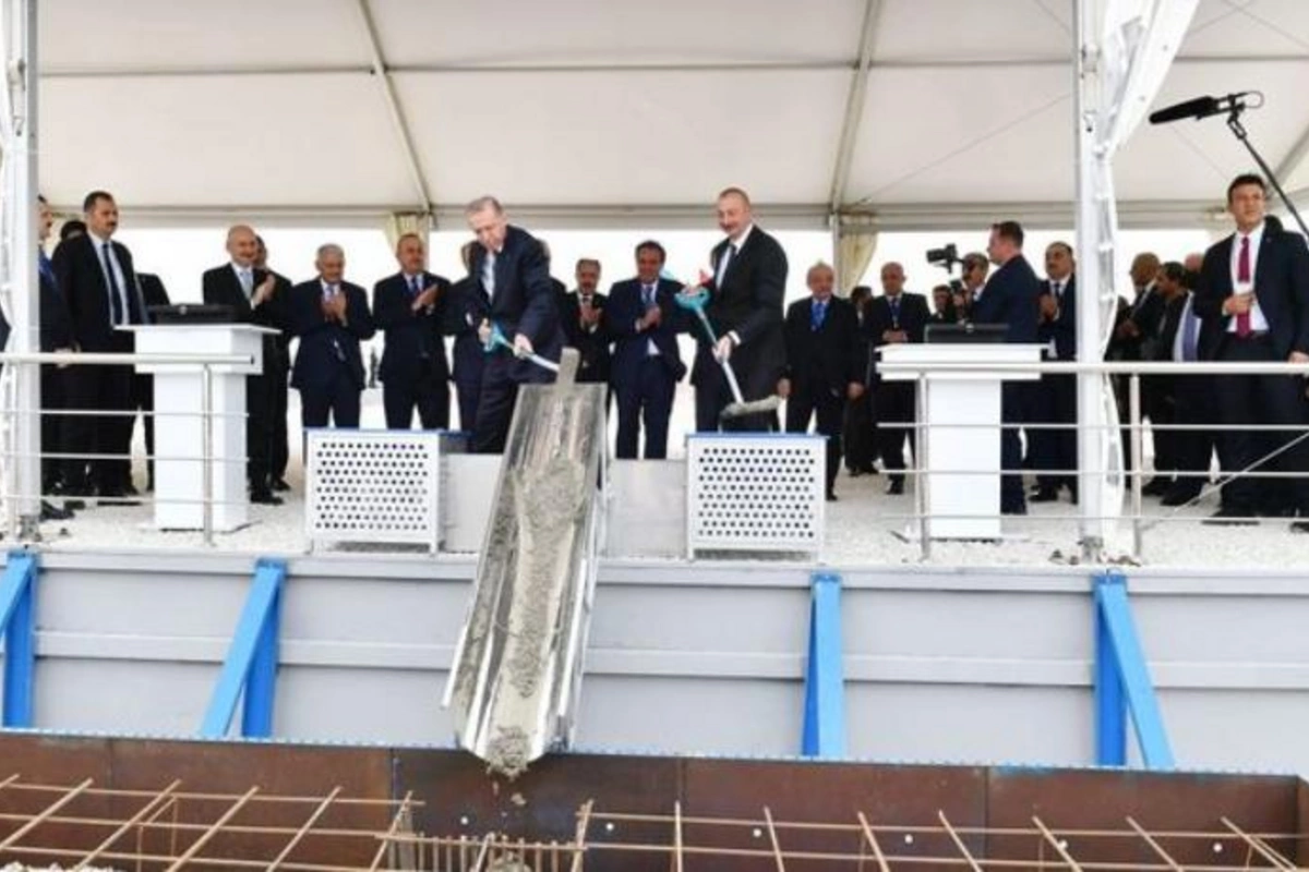 Cəbrayılda Qumlaq dəmir yolu stansiyasının təməli qoyulub — YENİLƏNİB (FOTO)