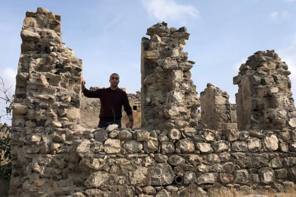 Deputat 30 il sonra Zəngilanda dağıdılmış evini tapdı — FOTOLAR