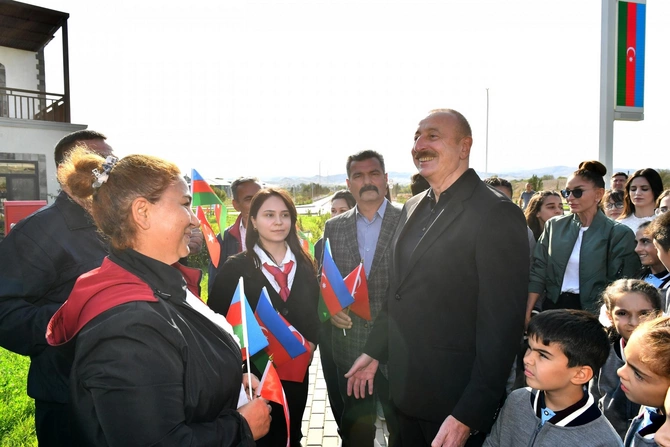 İlham Əliyev və Mehriban Əliyeva Zəngilanın Ağalı kəndində sakinlərlə görüşüblər — YENİLƏNDİ (FOTOLAR) İlham Əliyev və Mehriban Əliyeva Zəngilanın Ağalı kəndində sakinlərlə görüşüblər — YENİLƏNDİ (FOTOLAR)