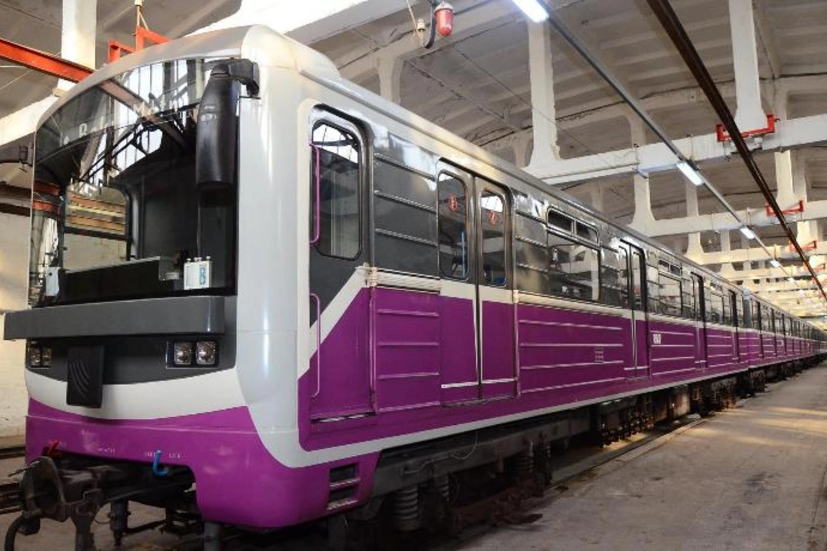 Bakıya yeni metro qatarları gətirildi
