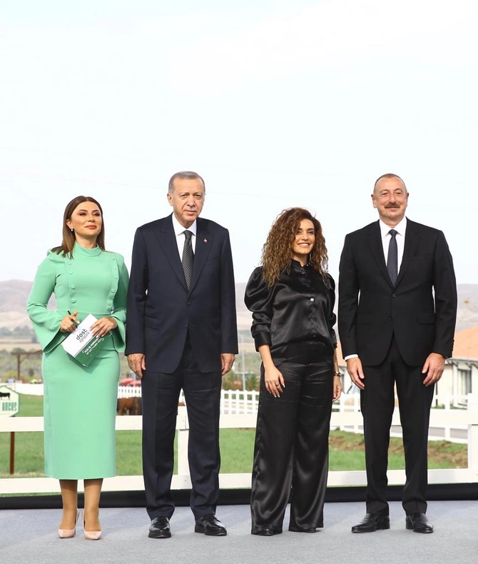 Prezident Çinarəni səhnəyə dəvət etdi — VİDEO
