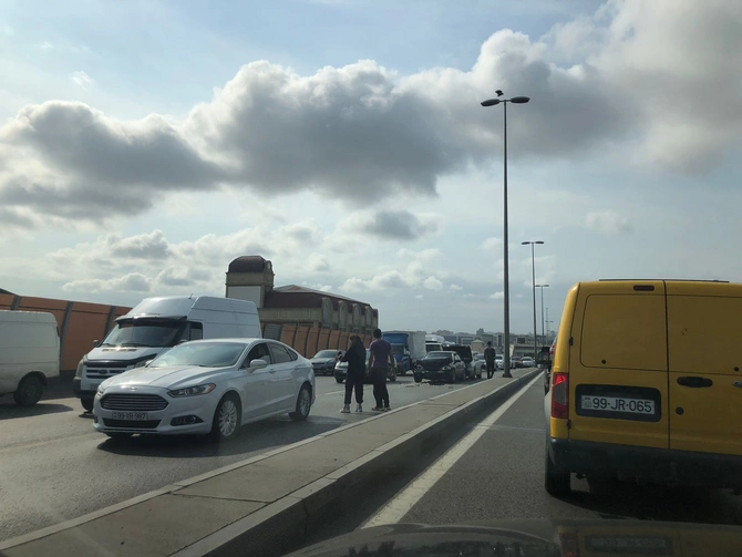 Zəncirvari qəza Bakının mərkəzində tıxac yaratdı — FOTOLAR