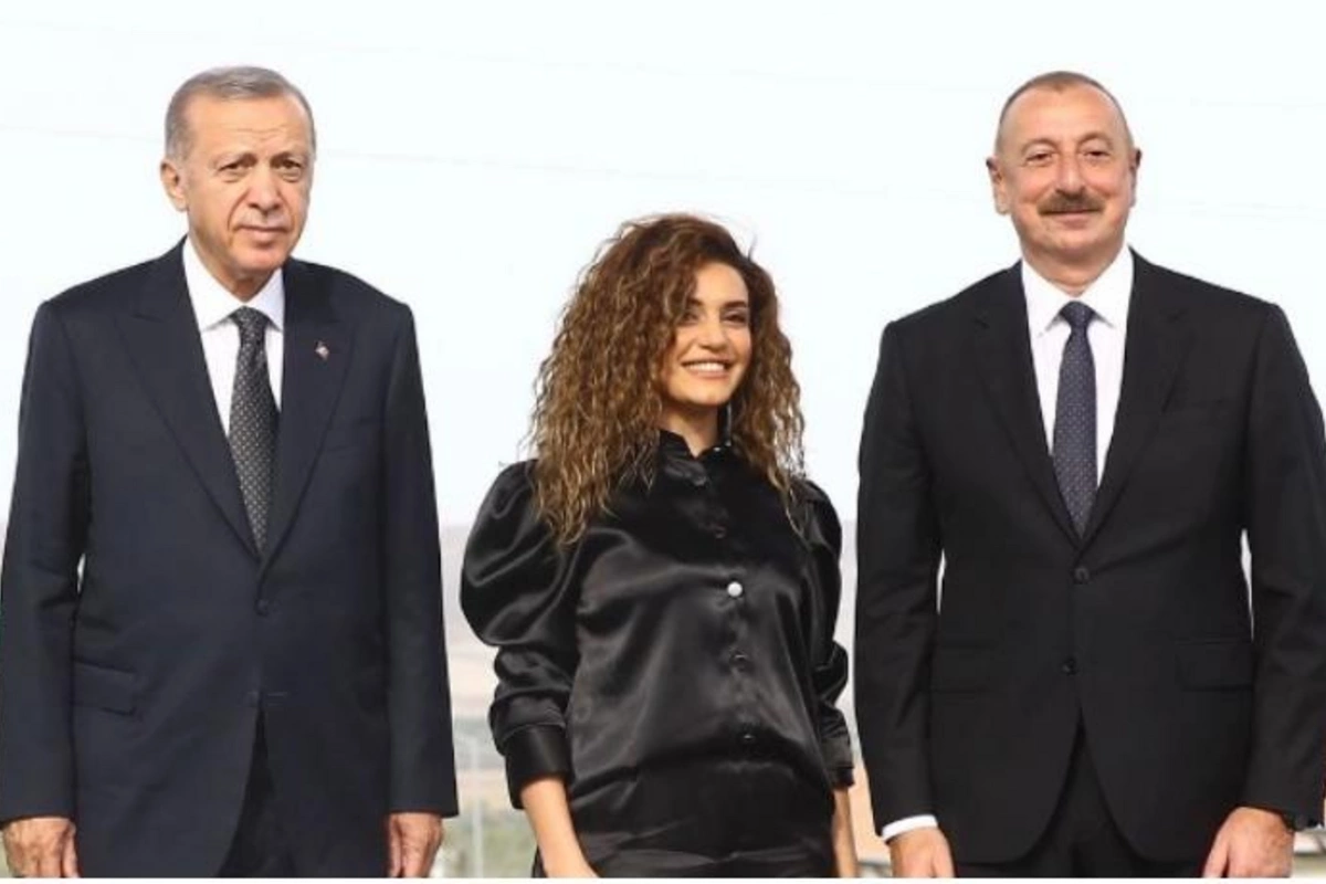Prezident Çinarəni səhnəyə dəvət etdi — VİDEO
