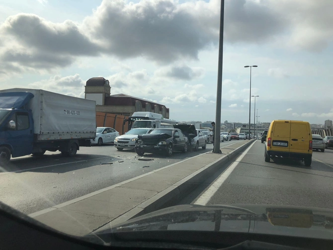 Zəncirvari qəza Bakının mərkəzində tıxac yaratdı — FOTOLAR
