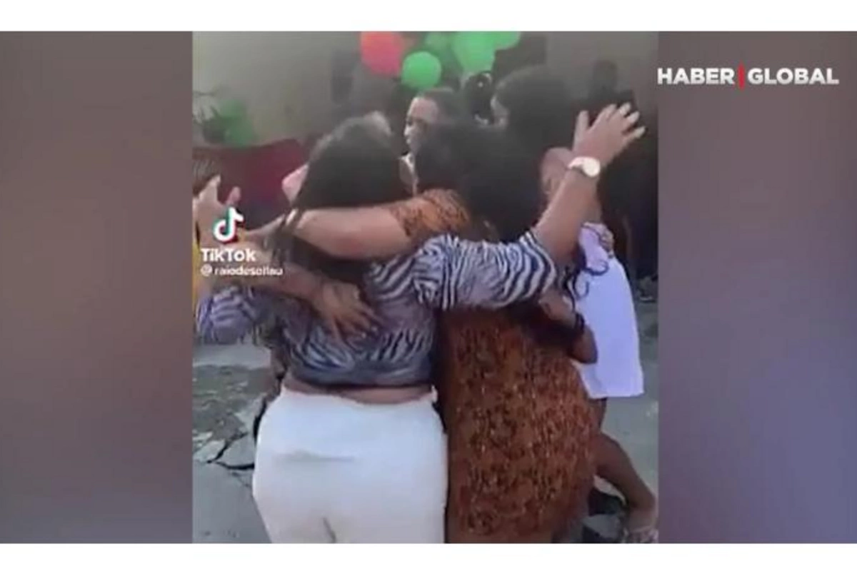 Qucaqlaşıb rəqs edən qızlar döşəməni uçurdular — ANBAAN VİDEO