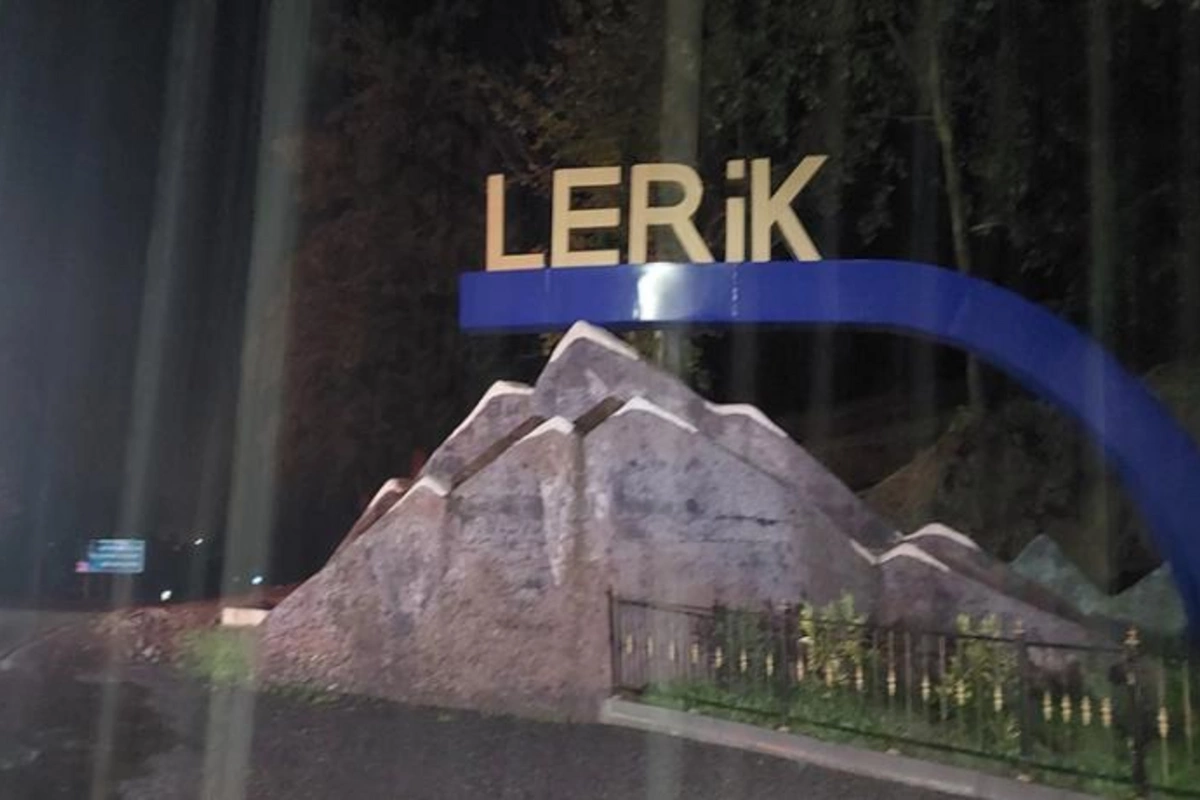 Lerikdə avtomobil dumanlı havada dərəyə yuvarlanıb