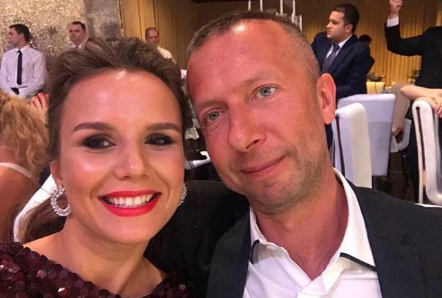 İntihar edən milyarderin arvadı kim imiş? — Ukraynadan pul alıb, Fransa mediasına... (FOTO) İntihar edən milyarderin arvadı kim imiş? — Ukraynadan pul alıb, Fransa mediasına... (FOTO)