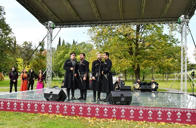 Gürcüstanın Mçxeti rayonundakı Muxrani sarayında mədəni proqram təqdim edilib — YENİLƏNİB (FOTOLAR) Gürcüstanın Mçxeti rayonundakı Muxrani sarayında mədəni proqram təqdim edilib — YENİLƏNİB (FOTOLAR)