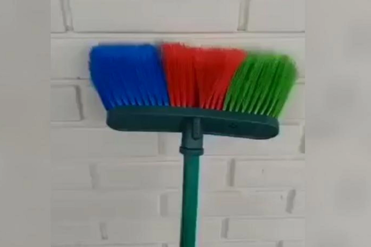 BİABIRÇILIQ! Azərbaycanda bayrağımızın rənglərinə boyanmış süpürgələr satılır — VİDEO