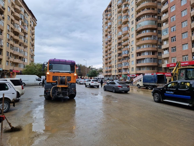 Yasamalda su borusu partlayan ərazidə küçələr yuyulur — FOTO