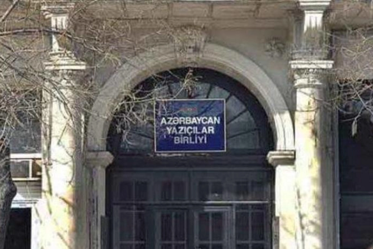 Baş redaktoru Yazıçılar Birliyinin qurultayına yarımsaat qalmış çağırdılar, özü də necə?! — FOTO