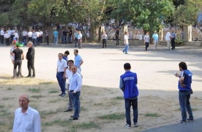 Əli Kərimlinin “mitinqi”: özü gəlmədi, əvəzində pulu gəlir... Əli Kərimlinin “mitinqi”: özü gəlmədi, əvəzində pulu gəlir...