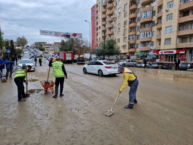 Yasamalda su borusu partlayan ərazidə küçələr yuyulur — FOTO