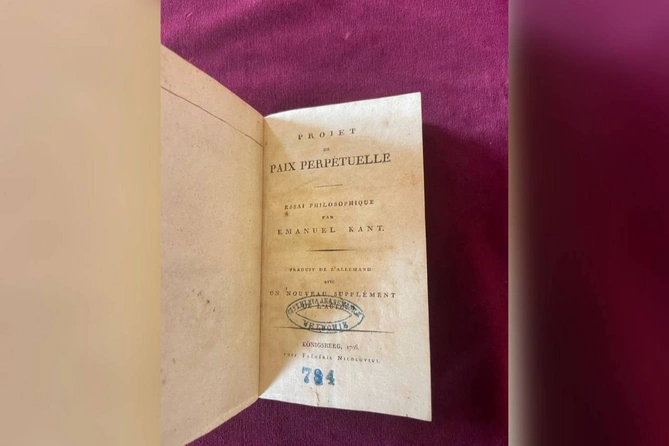 Makron yenə YARITMADI — Roma Papasına oğurluq kitab bağışladı (FOTO ) Makron yenə YARITMADI — Roma Papasına oğurluq kitab bağışladı (FOTO )