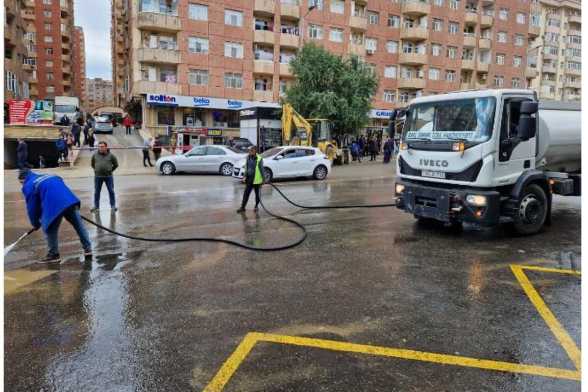 Yasamalda su borusu partlayan ərazidə küçələr yuyulur — FOTO
