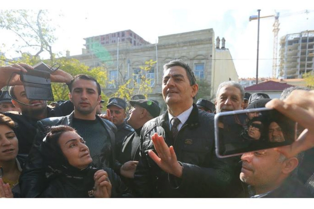 Əli Kərimlinin “mitinqi”: özü gəlmədi, əvəzində pulu gəlir...