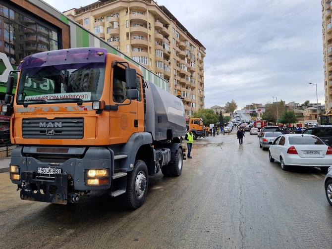 Yasamalda su borusu partlayan ərazidə küçələr yuyulur — FOTO