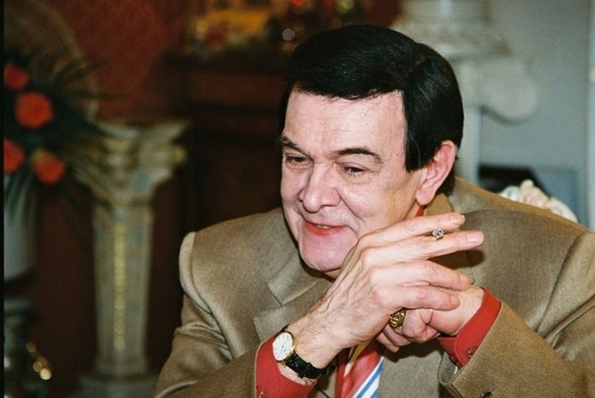 Mədəniyyət naziri ona aşiq oldu, ərli qadınla evləndi, qızlar maşınını çiynində apardılar — Maqomayevin eşq macəraları ilə dolu həyatı