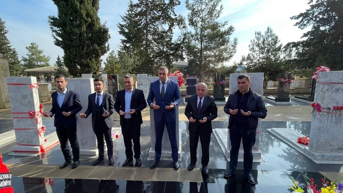 Salyanda şəhid Arif Rüstəmovun xatirəsi anıldı — FOTOLAR Salyanda şəhid Arif Rüstəmovun xatirəsi anıldı — FOTOLAR