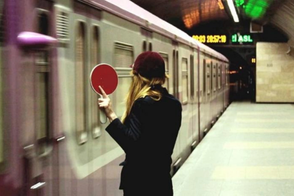 Bakı metrosunda xanım mayora xəsarət yetirildi — “Məni işarə edərək nəsə deyirdi”