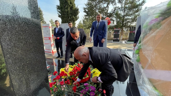 Salyanda şəhid Arif Rüstəmovun xatirəsi anıldı — FOTOLAR Salyanda şəhid Arif Rüstəmovun xatirəsi anıldı — FOTOLAR