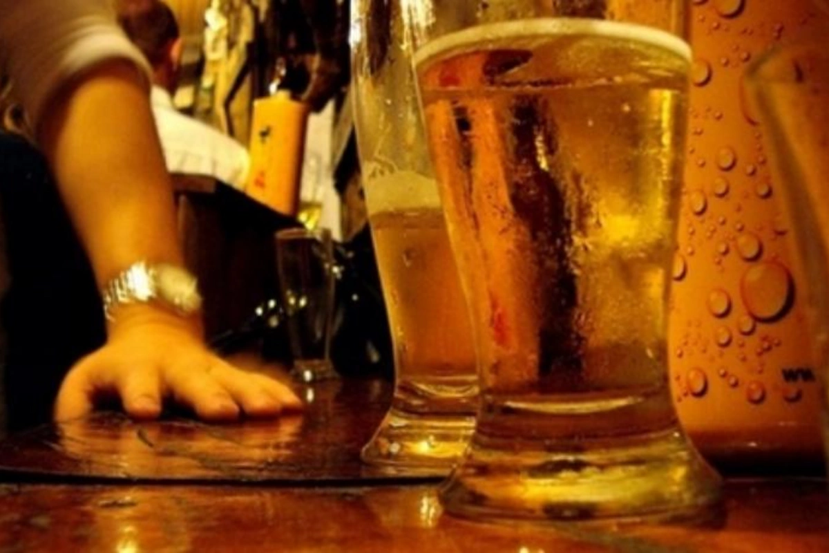 Bakıda kişi kafedə pivə “bokal” ını tanışının başında sındırdı — TƏFƏRRÜAT